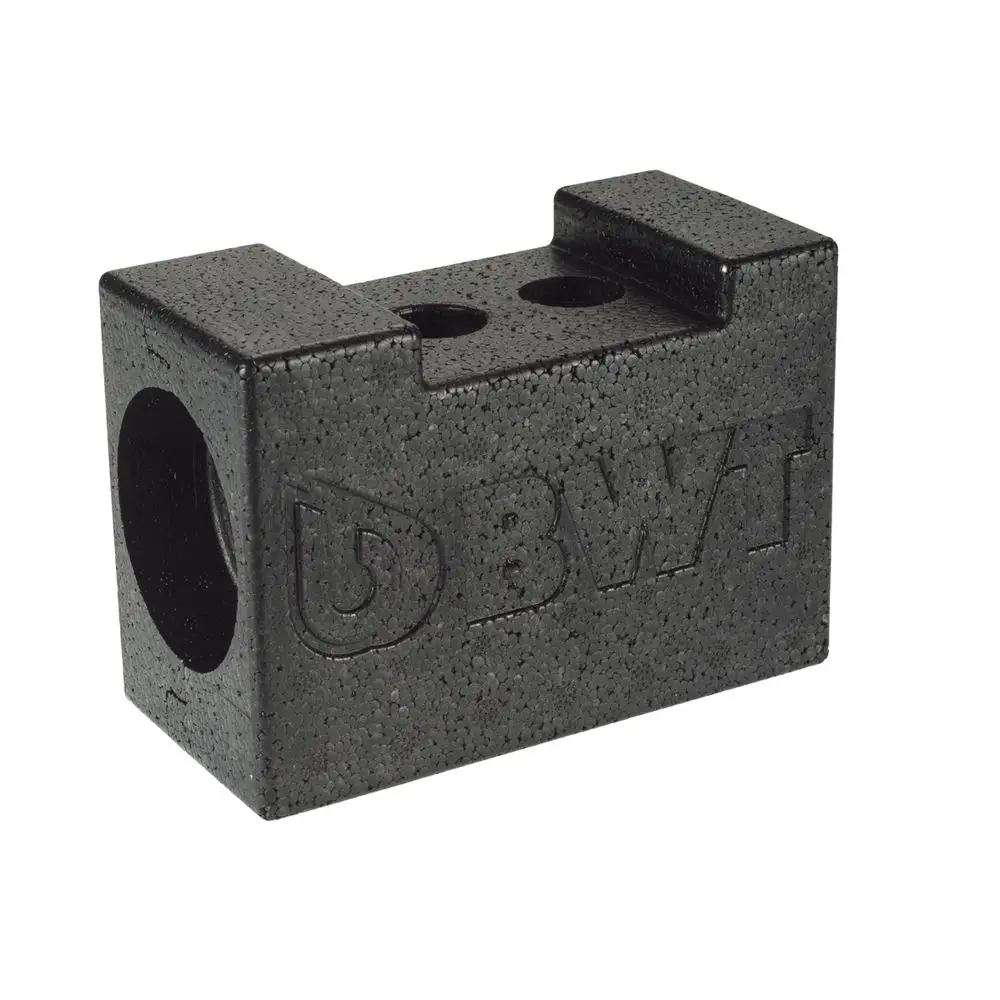 Schwarze Isolierblock von BWT mit einer rechteckigen Form, zwei Löchern und einer Aussparung an der Oberseite.